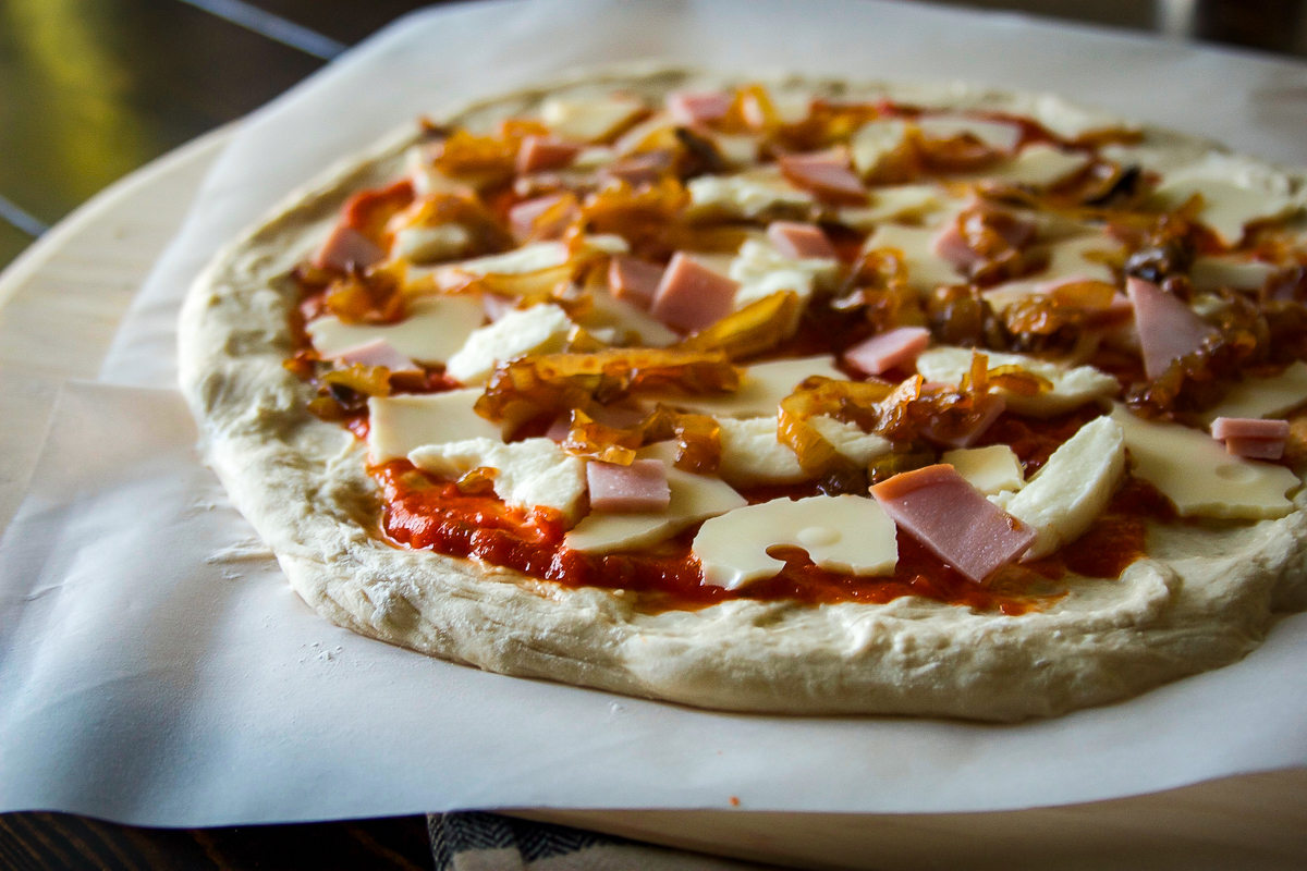 caramelized-onion-canadian-bacon-pizza-6-daily-ciabatta